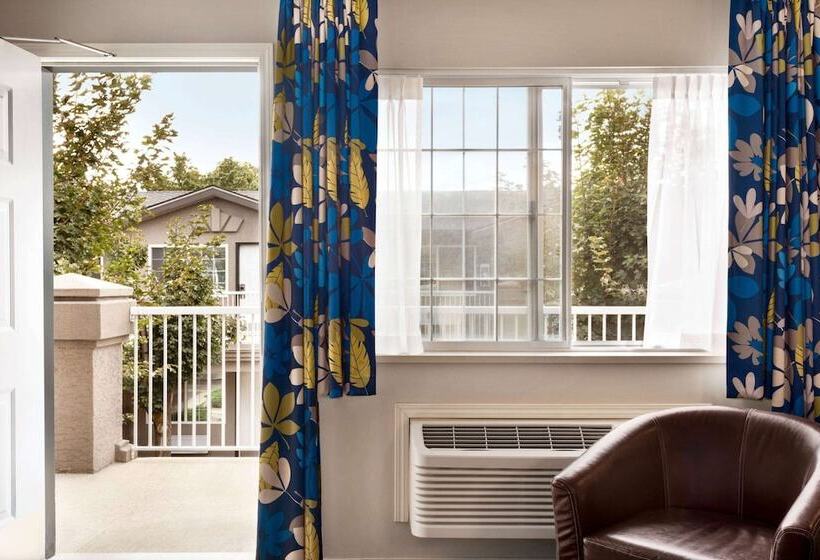 套房, Days Inn By Wyndham Kelowna