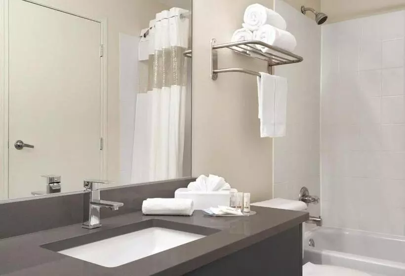 Standard-huone Sisäpuolella, Days Inn By Wyndham Kelowna