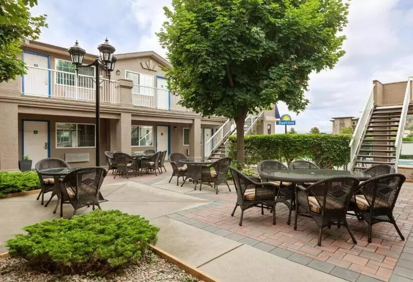 Standard-huone Sisäpuolella, Days Inn By Wyndham Kelowna