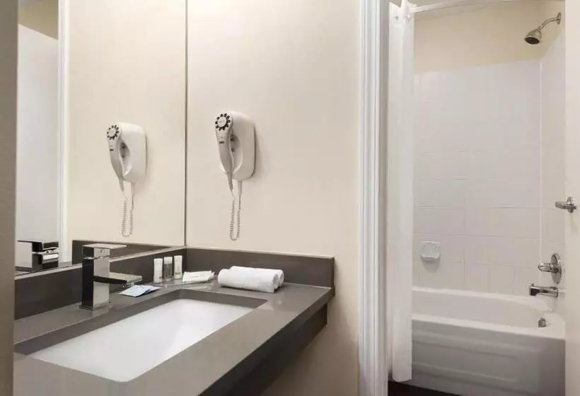 Standard-huone, Days Inn By Wyndham Kelowna