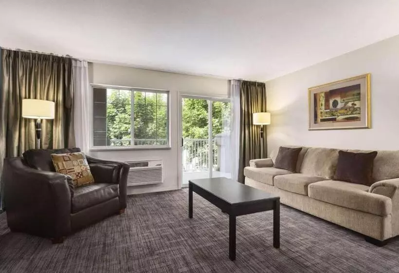 Sviitti King-vuode, Days Inn By Wyndham Kelowna