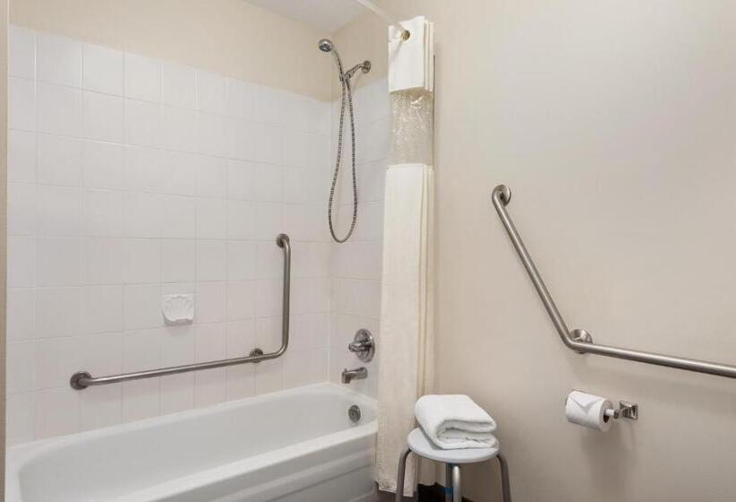 适合残疾人士使用的带超级大床的标准间, Days Inn By Wyndham Kelowna