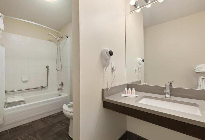 适合残疾人士使用的带超级大床的标准间, Days Inn By Wyndham Kelowna