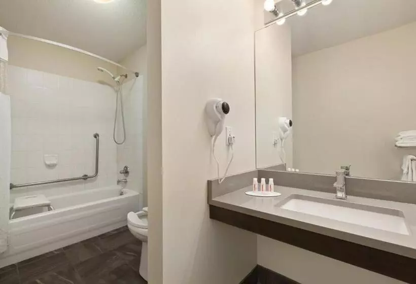 Standard-invahuone King-vuode, Days Inn By Wyndham Kelowna