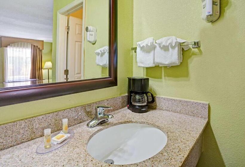 اتاق استاندارد با تخت بزرگ برای معلولان, Days Inn By Wyndham Ormond Beach