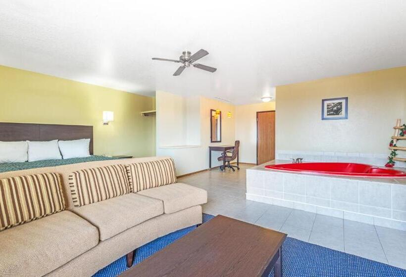 带大床的套房, Days Inn By Wyndham Pueblo