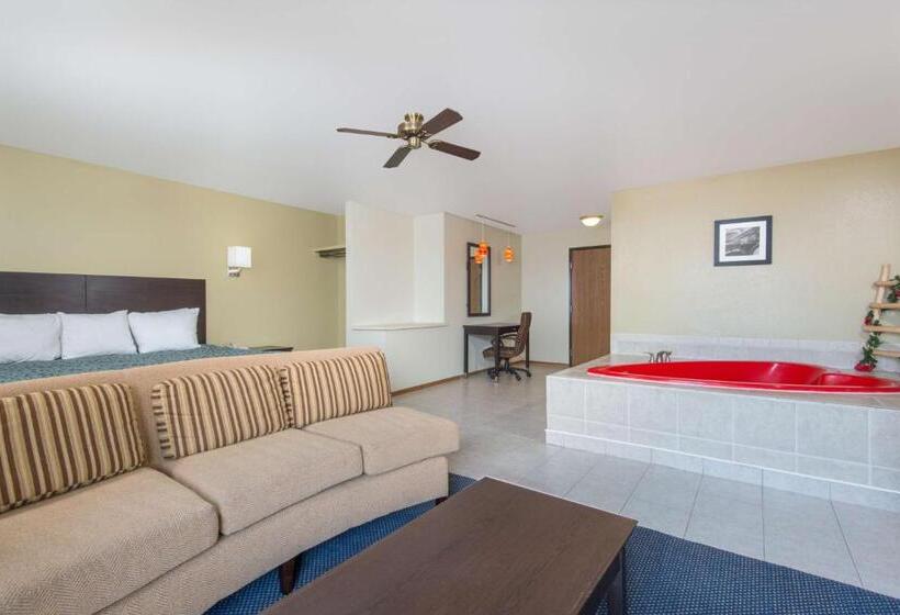 带大床的套房, Days Inn By Wyndham Pueblo