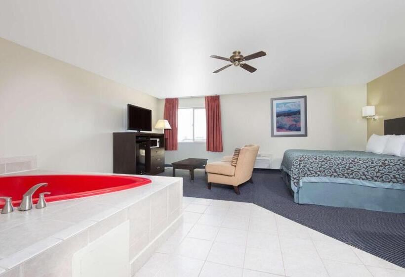 带大床的套房, Days Inn By Wyndham Pueblo