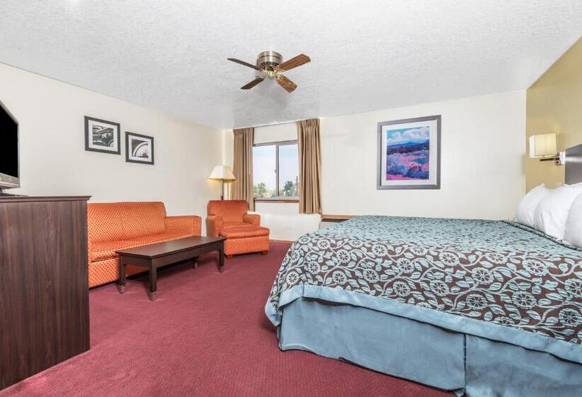 带大床的复式套间, Days Inn By Wyndham Pueblo