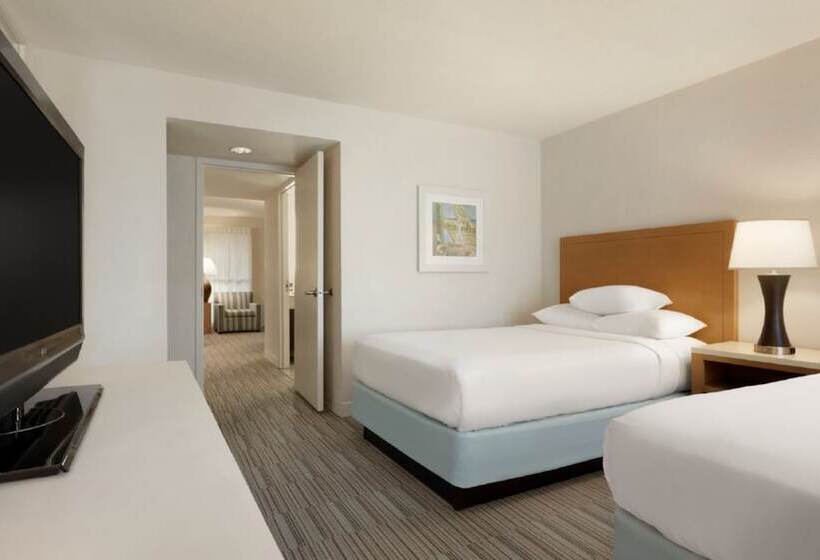 سوییت با چشم‌انداز استخر, Embassy Suites By Hilton San Juan Hotel & Casino