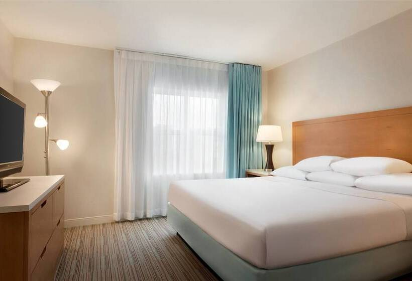 سوییت با چشمانداز استخر, Embassy Suites By Hilton San Juan Hotel & Casino