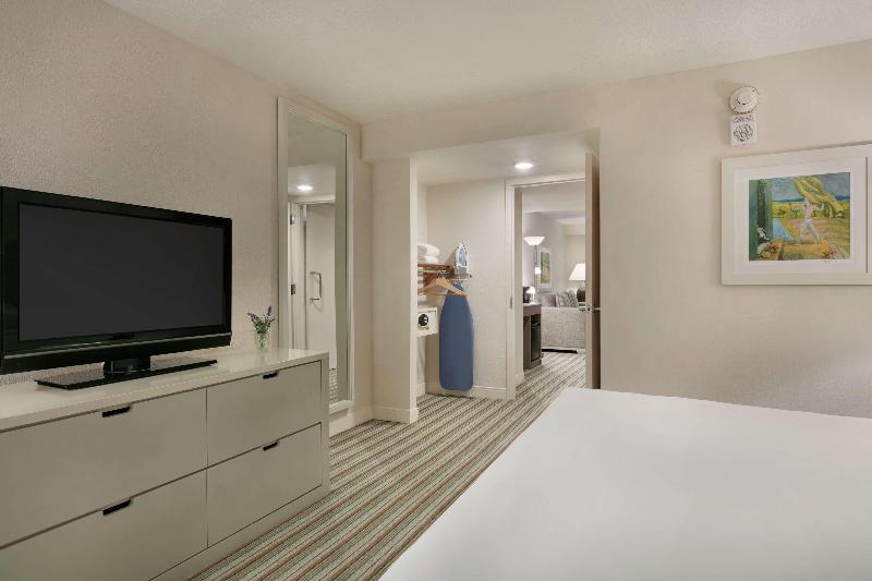 سوئیت با تخت بزرگ, Embassy Suites By Hilton San Juan Hotel & Casino