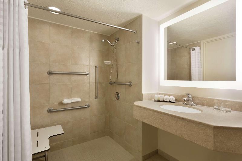 سوئیت با تخت بزرگ, Embassy Suites By Hilton San Juan Hotel & Casino