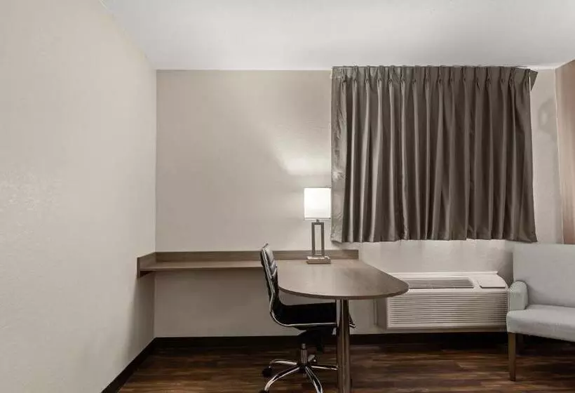 キングサイズベッドのスタンダードルーム, Red Lion Inn & Suites Caseyville