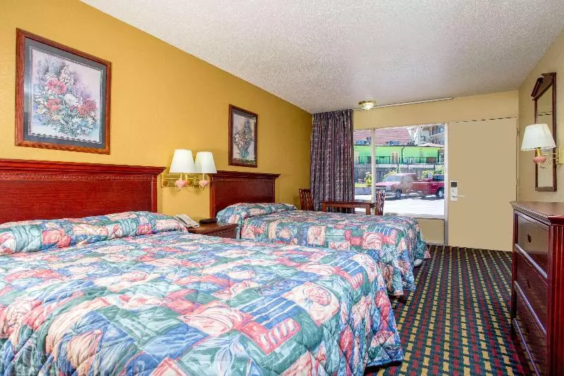 プールビュースタンダードルーム, Four Points By Sheraton Anaheim