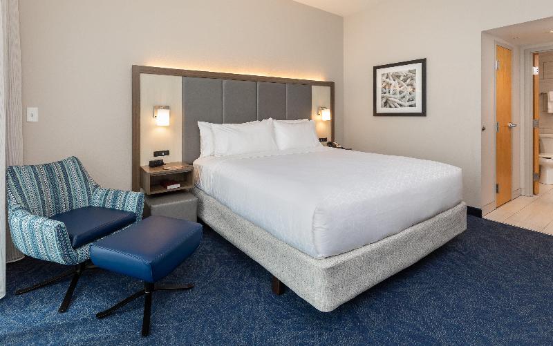 מיטת קינג בסוויטה, Holiday Inn Express Pensacola Beach, An Ihg