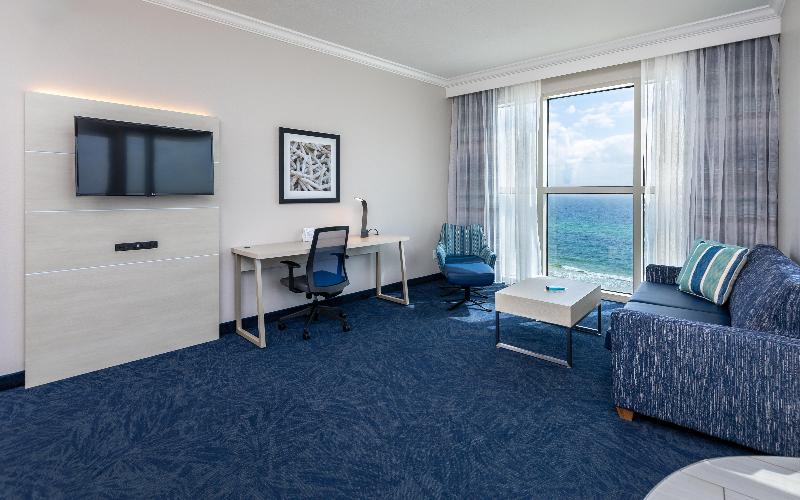 מיטת קינג בסוויטה, Holiday Inn Express Pensacola Beach, An Ihg