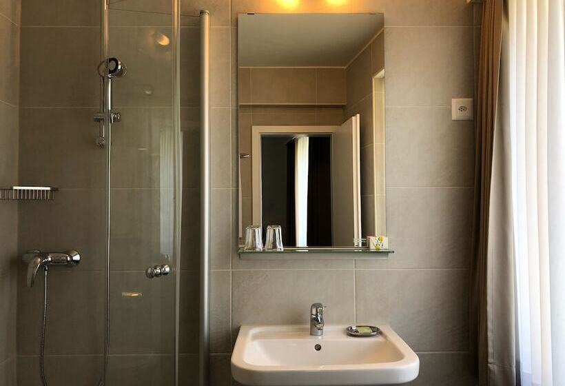 اتاق استاندارد یک نفره, Neufeld