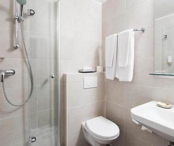 اتاق استاندارد یک نفره, Neufeld