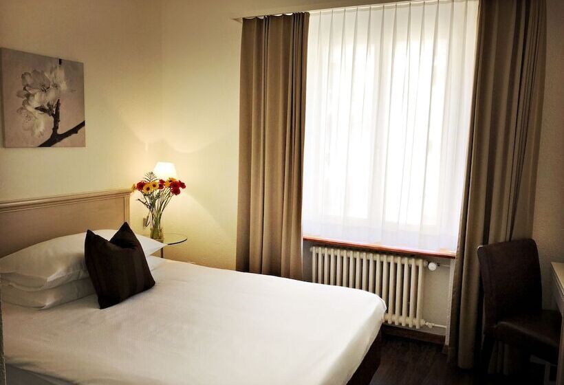 اتاق استاندارد یک نفره, Neufeld