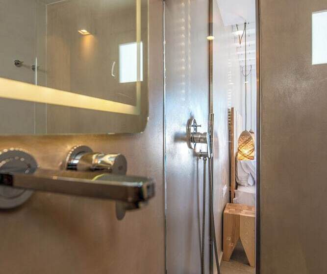 חדר סופריור, Rochari