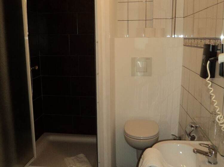 标准三人间, Albert