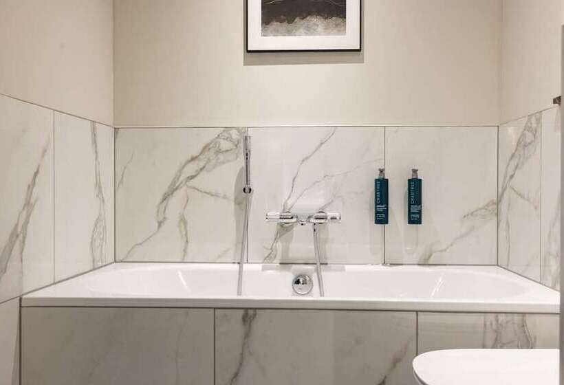 اتاق اجرایی با تخت بزرگ, Hilton Berlin