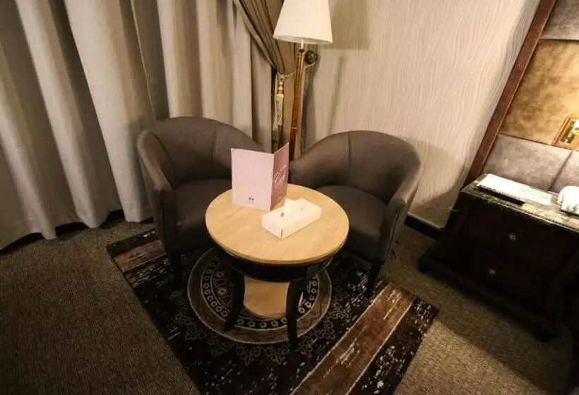 غرفة كومفورت ثلاثية, Knight Armour