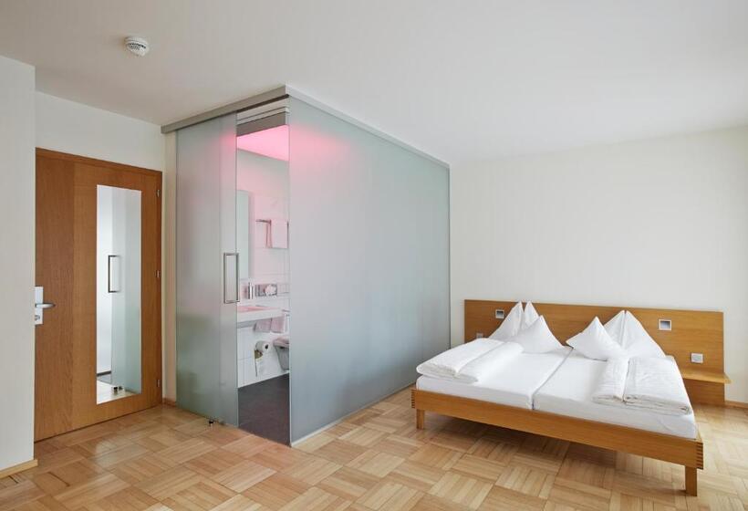 غرفة قياسية مطلّة علي الحديقة, Krone