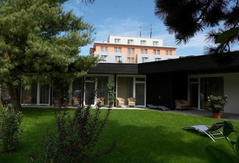 غرفة قياسية مطلّة علي الحديقة, Krone