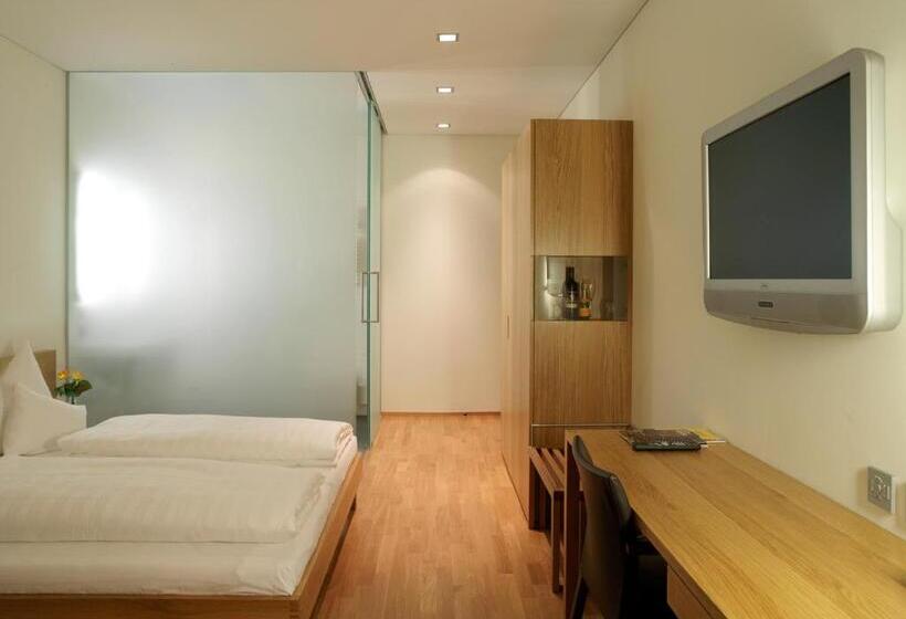 غرفة قياسية ثلاثية مطلة علي الحديقة, Krone