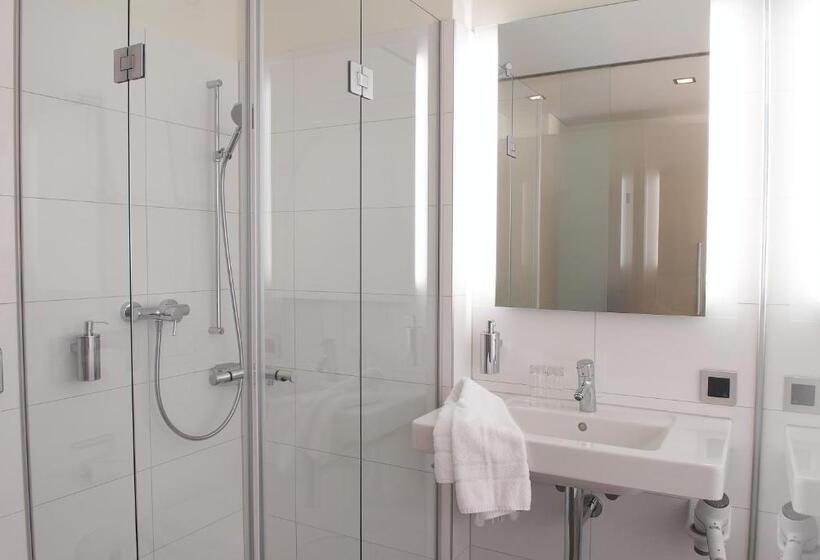 غرفة قياسية ثلاثية مطلة علي الحديقة, Krone