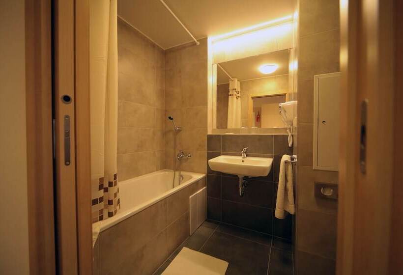 Standard Triple Room, Krystal