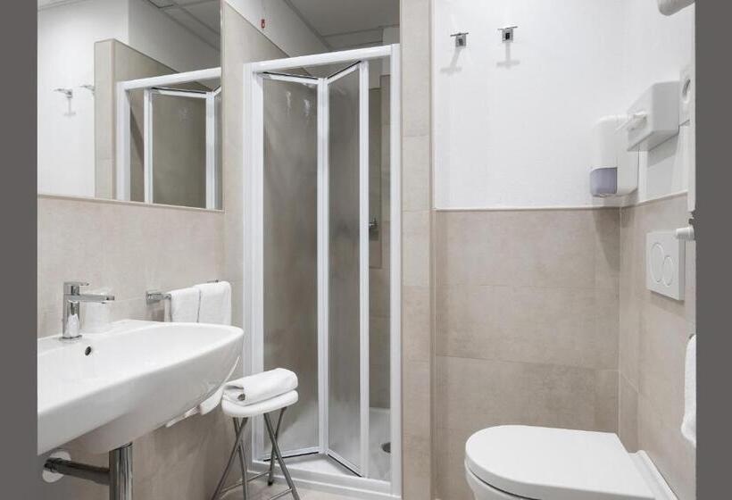 اتاق اکونومی, Martini