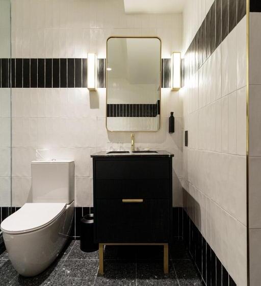 חדר דחוקס עם מיטת קינג, The Clarence