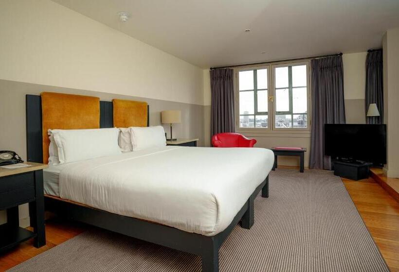 סוויטה עם נוף לנהר, The Clarence