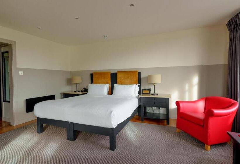 סוויטה עם נוף לנהר, The Clarence