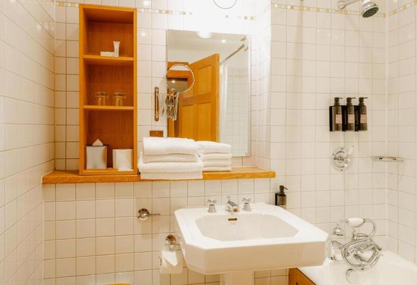 סוויטה עם נוף לנהר, The Clarence