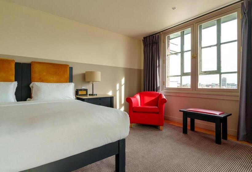 סוויטה עם נוף לנהר, The Clarence