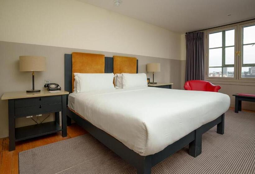 סוויטה עם נוף לנהר, The Clarence