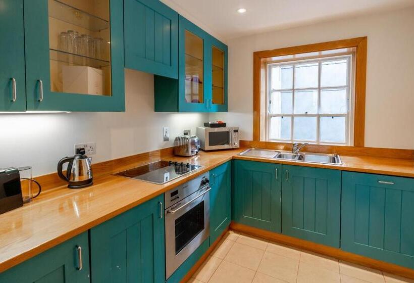 חדר פנטהאוז, The Clarence