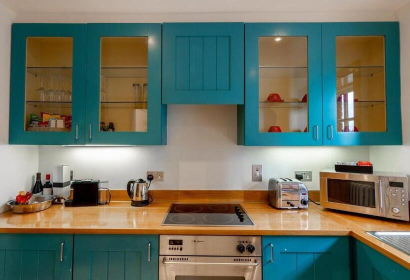 חדר פנטהאוז, The Clarence