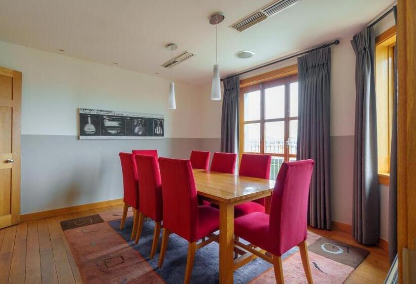 חדר פנטהאוז, The Clarence