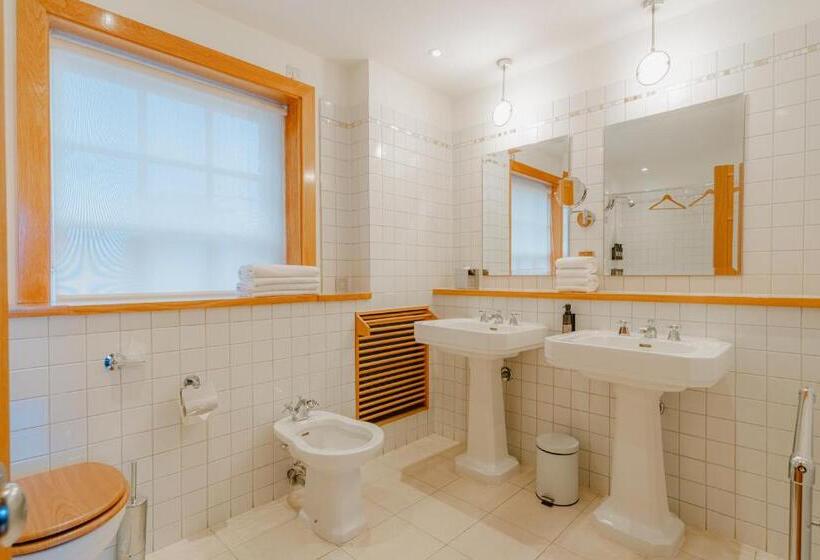 חדר פנטהאוז, The Clarence