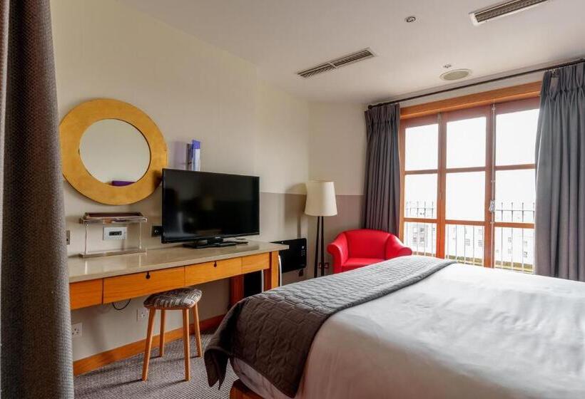 חדר פנטהאוז, The Clarence