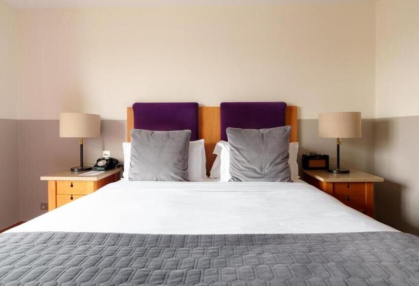 חדר פנטהאוז, The Clarence