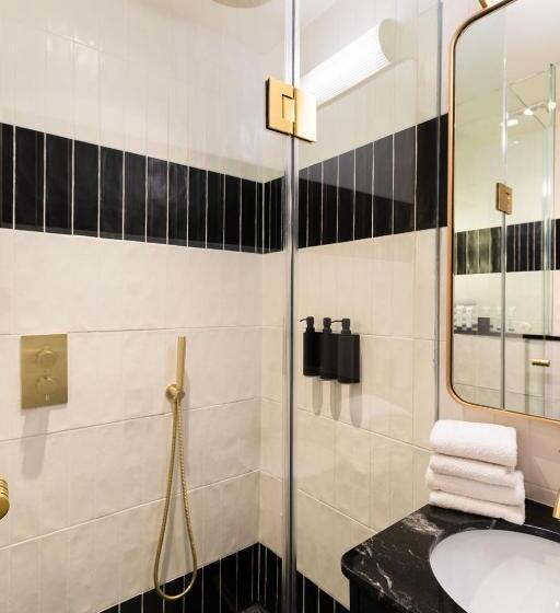 חדר דחוקס עם מיטת קינג, The Clarence