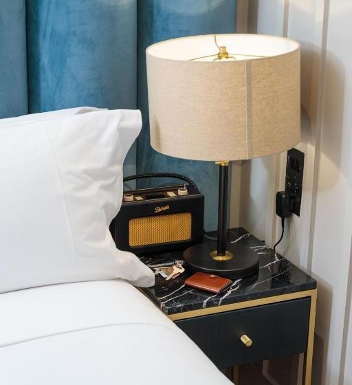 חדר דחוקס עם מיטת קינג, The Clarence