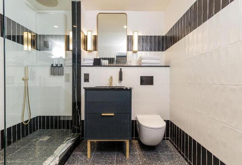 חדר דחוקס עם מיטת קינג, The Clarence