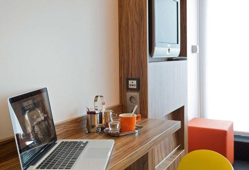 Номер Стандарт с Балконом, Ibis Styles Louvain La Neuve Hotel And Events